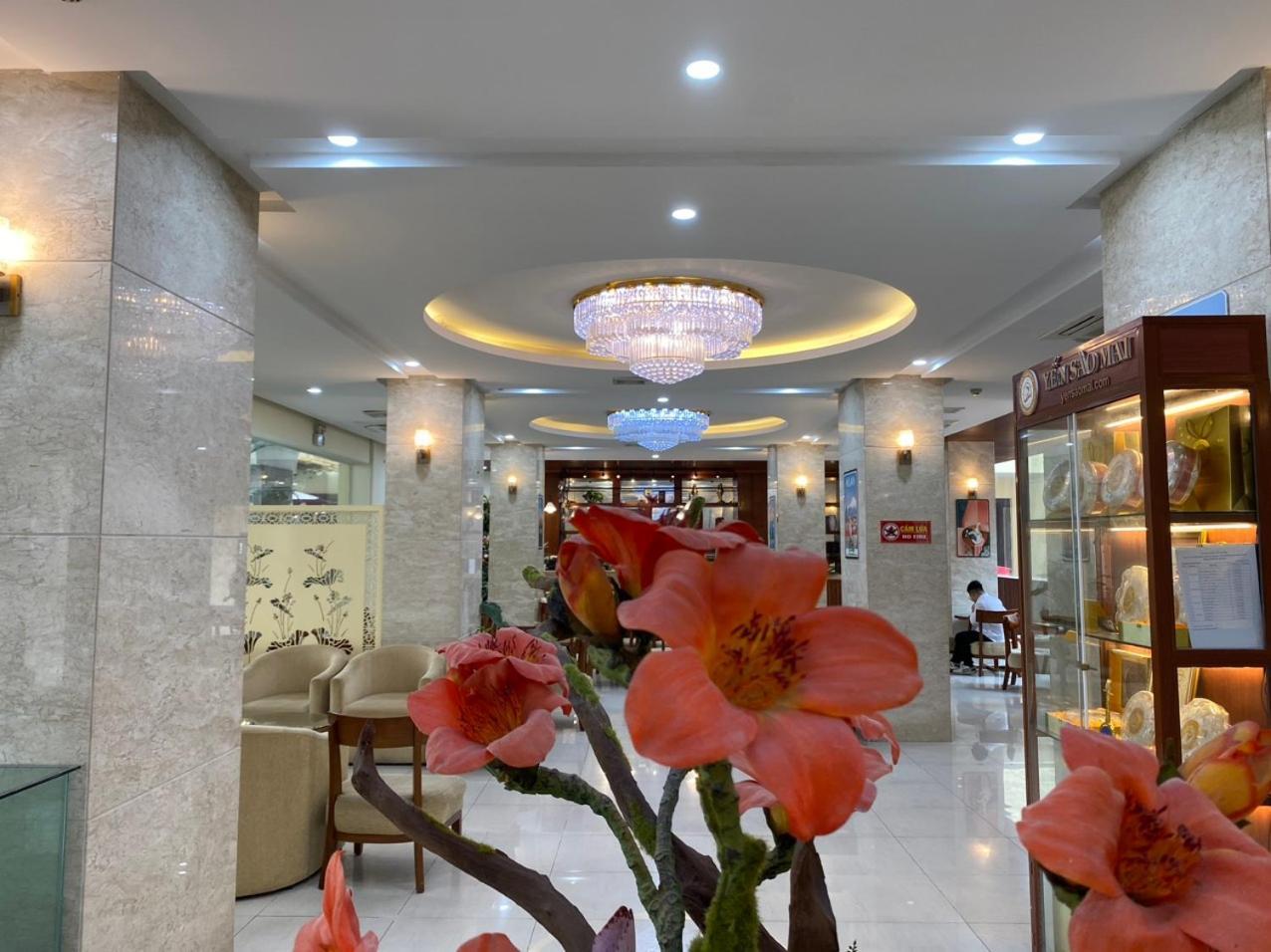 NguyẽN QuyèN Hotel Hanoi Zewnętrze zdjęcie